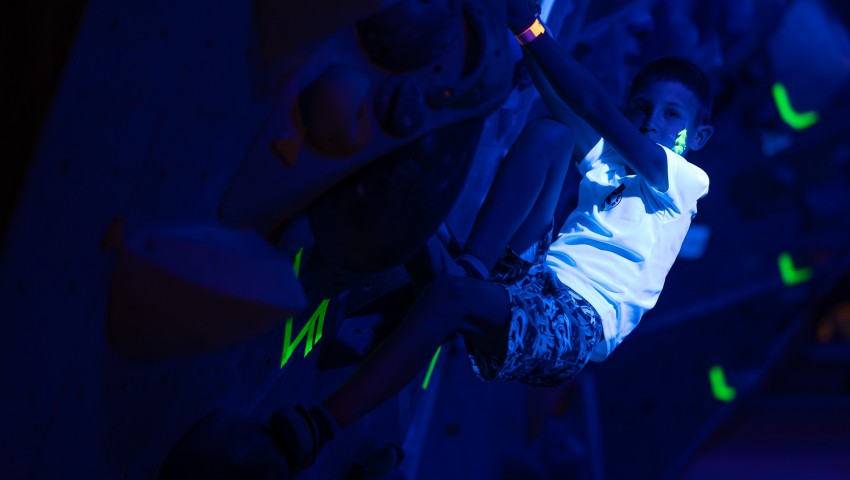 «Неоновая Ёлка» в клубе скалолазания O’Skal